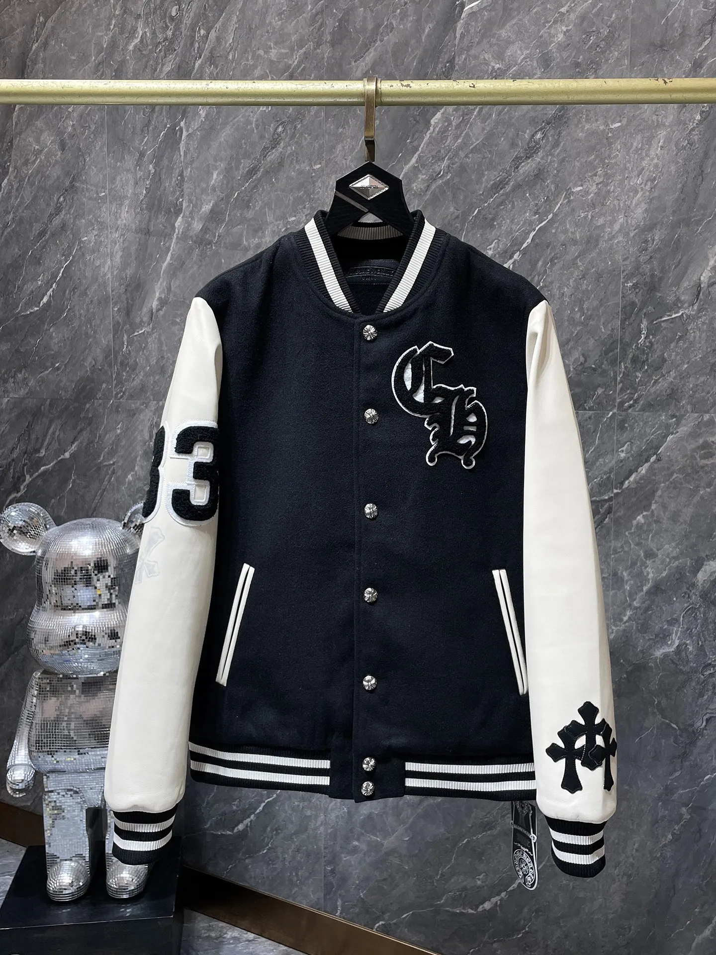 P436 Chrome Hearts 🍁Winter clothing is here🍁 Sanskrit Angry Birds woolen leather sleeves spliced ​​with baseball embroidery cotton jacket, heavy embroidery ➕ both sleeves and the whole leather. Counter synchronization, heavy industry! ! Customized woolen fabric, silk lining, customized hardware, not the ordinary version on the market! ! 🌈Recommended color: black and white color matching🌈Code number: S, M, L, XL